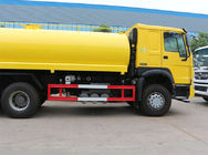 HW76の黄色い6x4 18m3のタンク車水スプリンクラーのトラックはタクシーを延ばします
