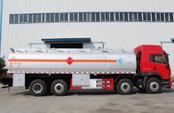 炭素鋼FAW J6 8x4の石油タンカーのトラック30cbm容量1つの年の保証