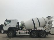 Q345B材料と10立方メートル6×4のトラックミキサのトラックに荷を積んでいるHOWOのディーゼル自己