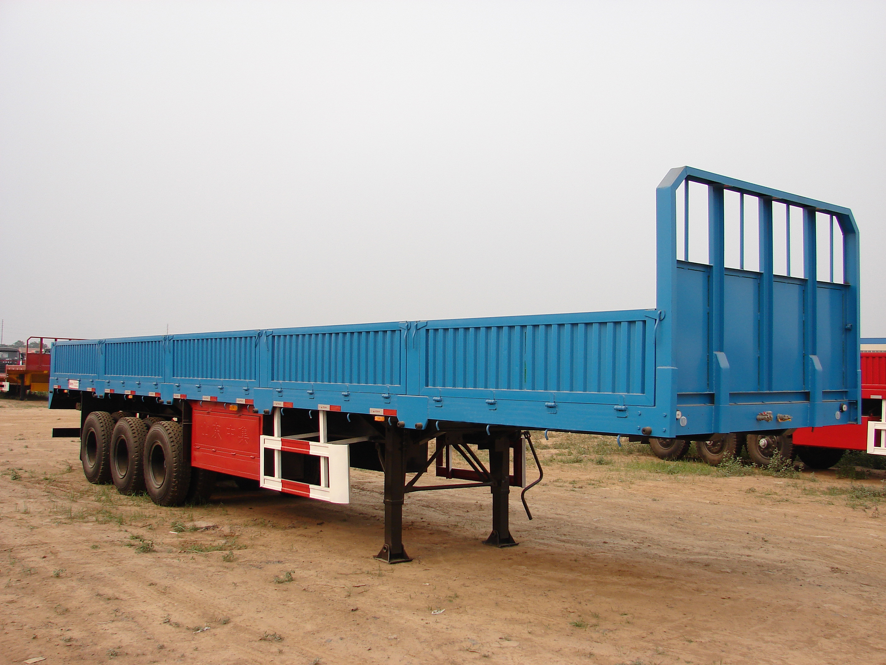 SINOTRUK 40ftのCabuge 40-60トンのの頑丈な半トレーラーの貨物トラック2/3つの車軸