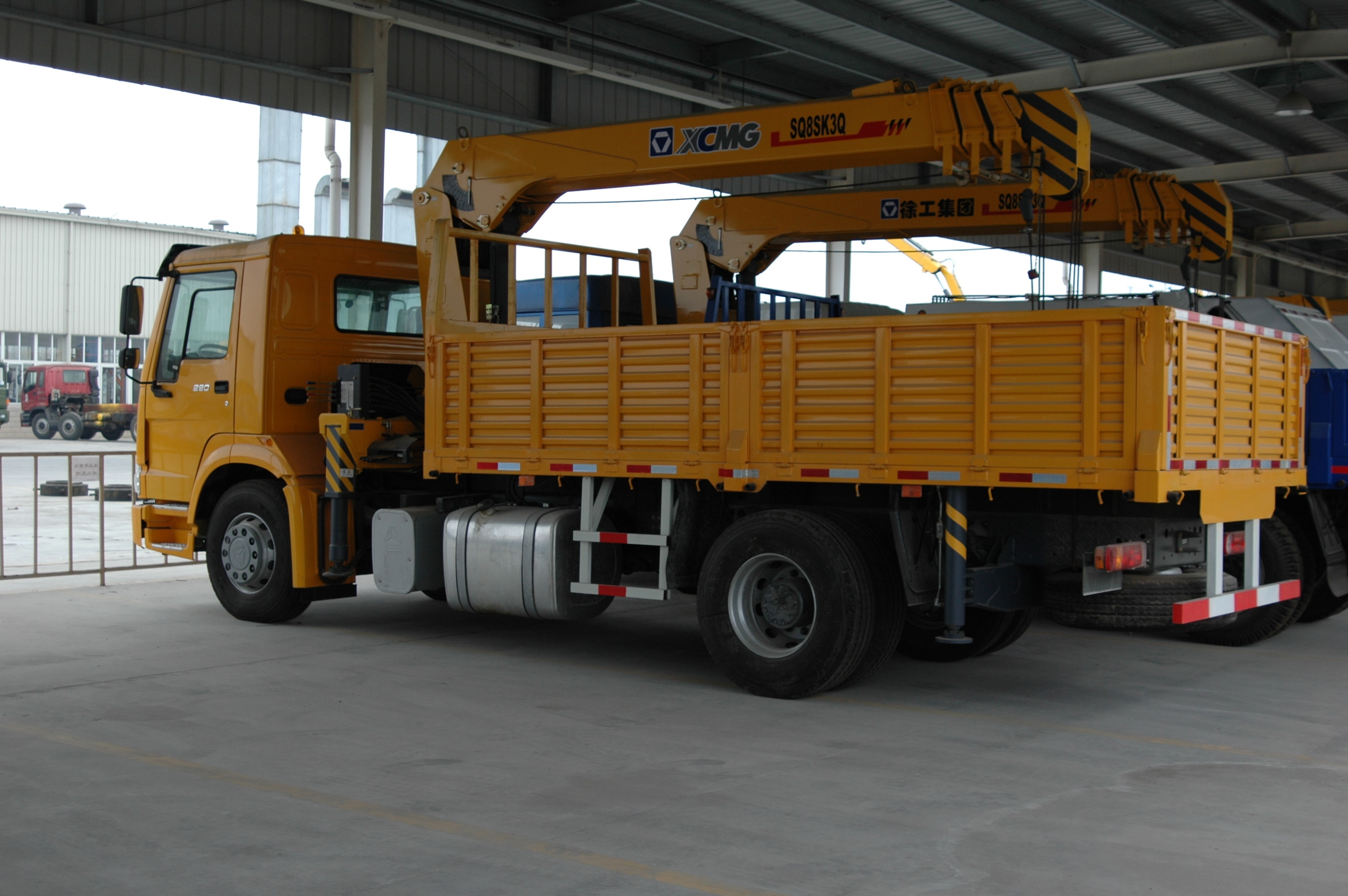 小型4x2 5トンのトラックは油圧クレーン、望遠鏡のクレーン車ZZ116M4611Wのシャーシを取付けました
