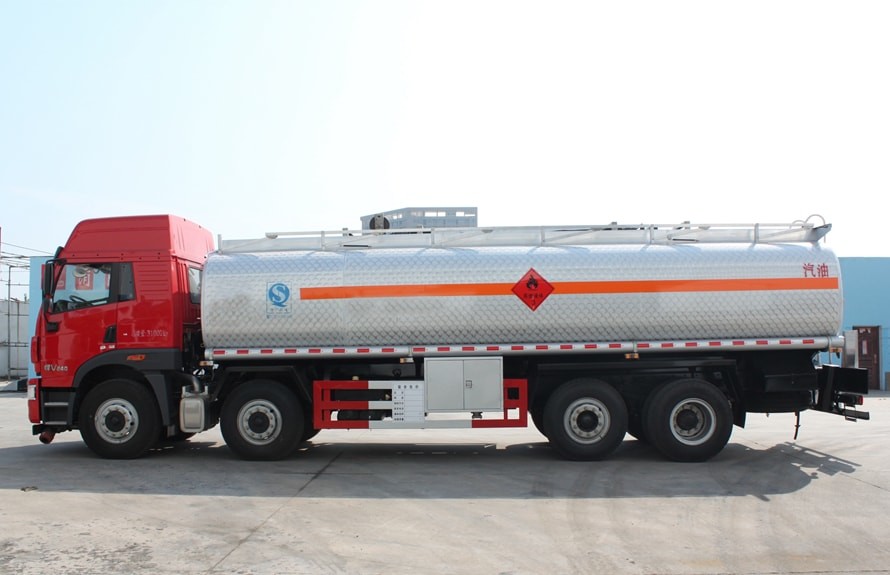 炭素鋼FAW J6 8x4の石油タンカーのトラック30cbm容量1つの年の保証