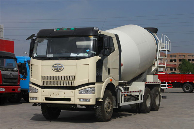 白く具体的な建設用機器、FAW J6Pの自己負荷移動式トラックミキサ8立方メートル