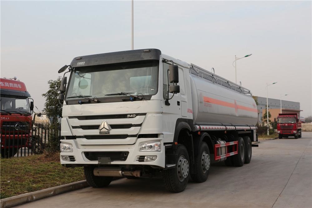 液体ガスのディーゼル油の交通機関のためのSinotruk HOWO 8x4の燃料配達タンカー