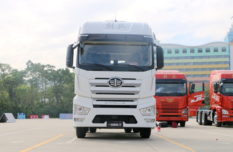 Xichai CA6DM3エンジンおよび3800mmのホイールベースが付いているディーゼル トレーラー トラックのトラック35トンの