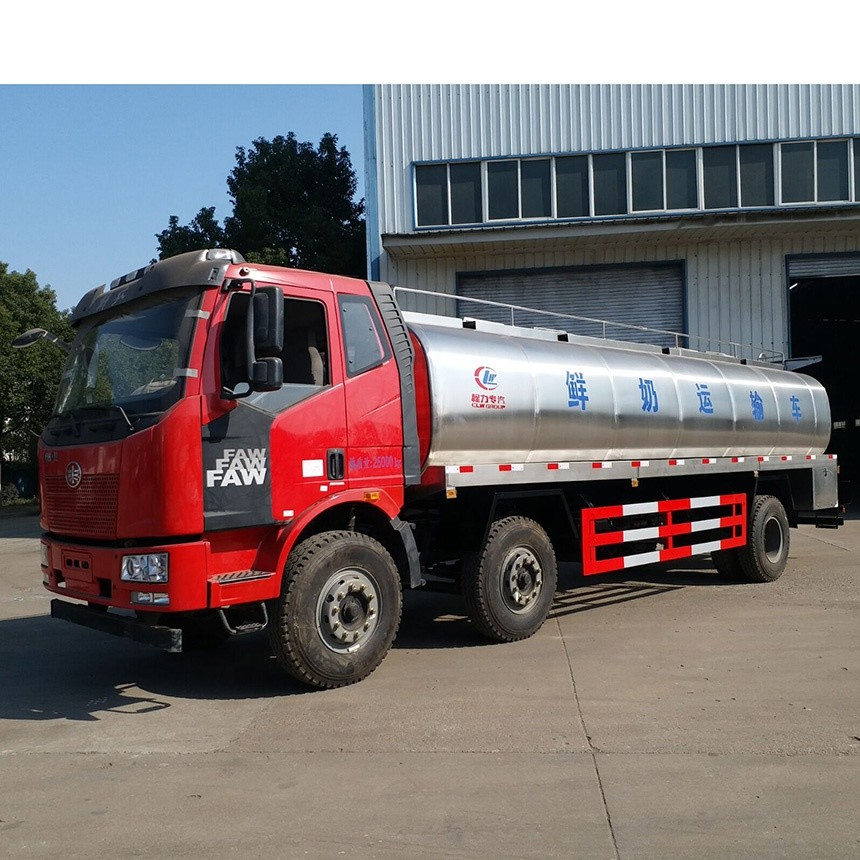大容量のタンク車8x4 FAWのディーゼル燃料の貯蔵タンクのトラックのユーロIII