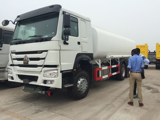 SINOTRUK HOWO 28000L RHD タンカー トラック 8x4 6x4 ドライブ 12 タイヤ