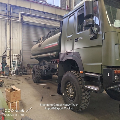 石油輸送 燃料タンク HOWO 低価格のタンカー トラックHOWO 4X4 燃料タンク トラック