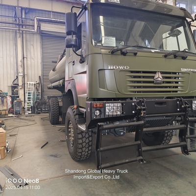 石油輸送 燃料タンク HOWO 低価格のタンカー トラックHOWO 4X4 燃料タンク トラック