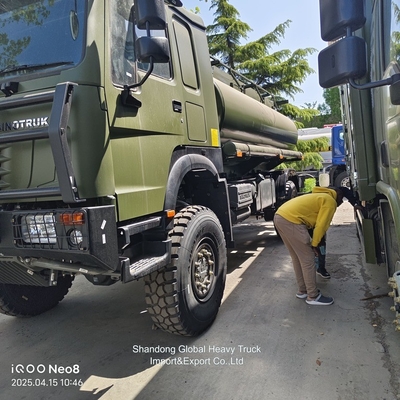石油輸送 燃料タンク HOWO 低価格のタンカー トラックHOWO 4X4 燃料タンク トラック