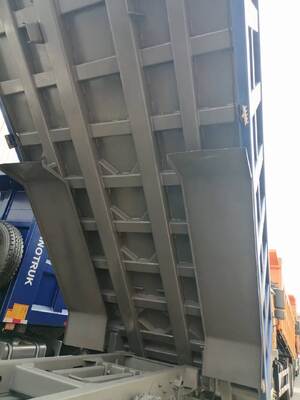 中国重汽豪沃二手371/375马力8x4右舵小型自卸卡车