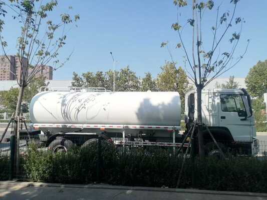 21〜30トンの積載量とSinotruk HOWOシャーシを備えたHOWO水タンク車。信頼性の高い水運搬と散水に最適