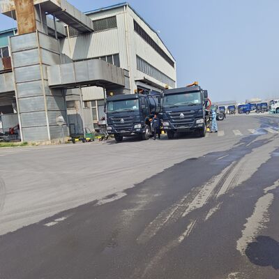 HOWO 15CBM 266HP エンジンとセプティックタンク清掃のための6×4駆動の真空下水道排泄物吸管トラック