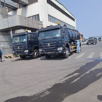 HOWO 15CBM 6*4駆動車とディーゼル燃料を搭載した真空下水道排泄物吸管トラック