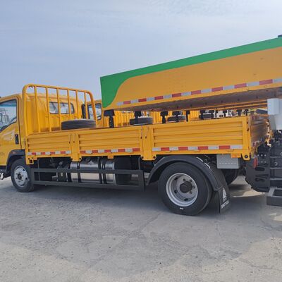 HOWO 4×2 クラッシュ クッション トラック 多層鋼筋 エネルギーを吸収する構造 ハイドロリック リフティング システムと道路安全のための LED 警告ライト