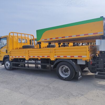 HOWO 4×2 クラッシュ クッション トラック 多層鋼筋 エネルギーを吸収する構造 ハイドロリック リフティング システムと道路安全のための LED 警告ライト
