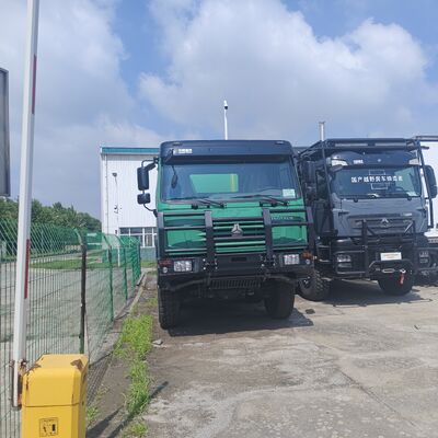 HOWO 6×4 水タンク トラック 20000L 容量, 371HP エンジンと道路清掃と除塵のための炭素鋼タンク