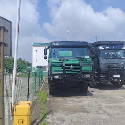 HOWO 6×4 水タンク トラック 20000L 容量, 371HP エンジンと道路清掃と除塵のための炭素鋼タンク