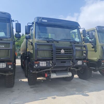 HOWO 8×8 燃料タンク トラック 30000L 容量と 371HP エンジン 重荷燃料輸送