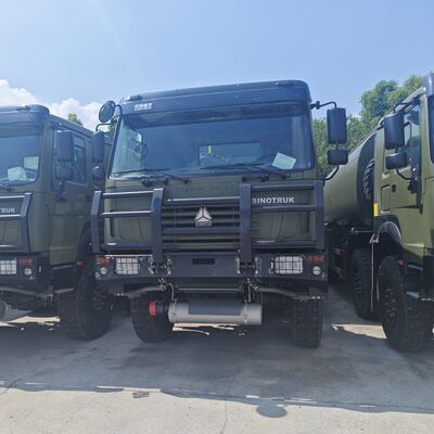 HOWO 8×8 45,000L 燃料タンクローリー、371HP エンジンと 8×8 全輪駆動を備えた高耐久燃料輸送用