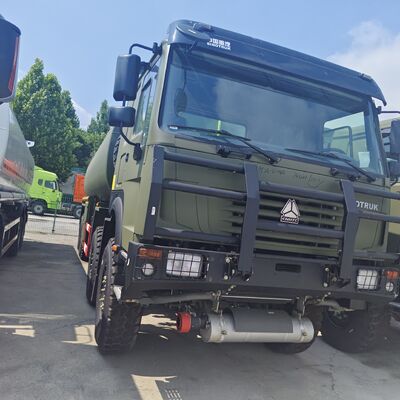 HOWO 8×8 45,000L 燃料タンクローリー、371HP エンジンと 8×8 全輪駆動を備えた高耐久燃料輸送用