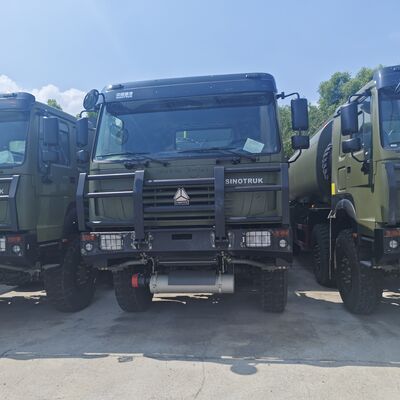 HOWO 8×8 燃料タンク トラック 30000L 容量と 371HP エンジン 重荷燃料輸送