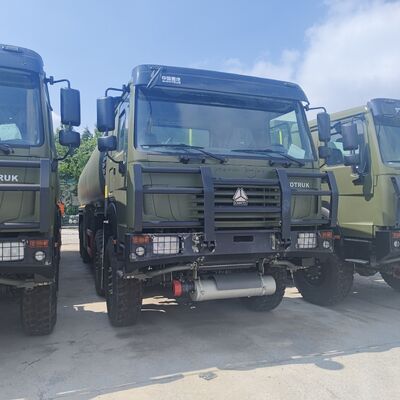 HOWO 8×8 45,000L 燃料タンクローリー、371HP エンジンと 8×8 全輪駆動を備えた高耐久燃料輸送用