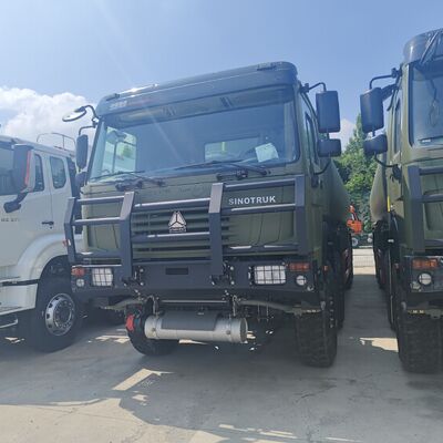 HOWO 8×8 4万Lの燃料タンク トラック 371HPのエンジンと 8×8の全輪駆動で重荷燃料輸送