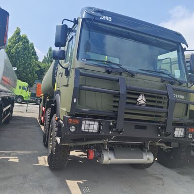 HOWO 8×8 燃料タンク トラック 30000L 容量と 371HP エンジン 重荷燃料輸送