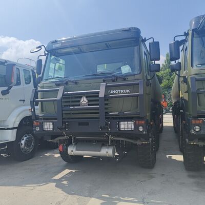 HOWO 8×8 燃料タンク トラック 30000L 容量と 371HP エンジン 重荷燃料輸送