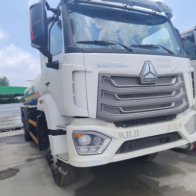 HOWO NX 6×4 CNG 燃料タンク車、400HP エンジンと 30,000L 容量のディーゼルおよびガソリン輸送用