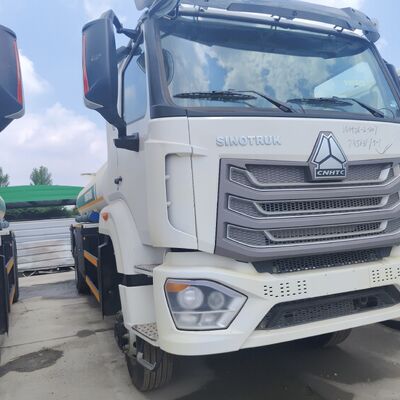 HOWO NX 6×4 CNG 燃料タンク車、400HP エンジンと 30,000L 容量のディーゼルおよびガソリン輸送用