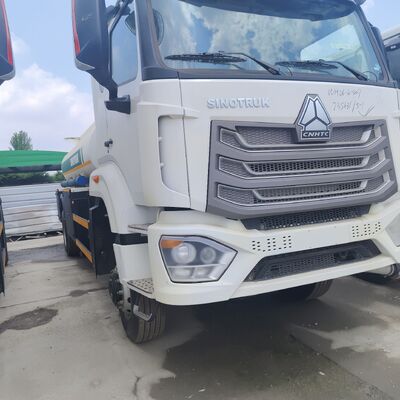 HOWO NX 6×4 CNG 燃料タンク車、400HP エンジンと 30,000L 容量のディーゼルおよびガソリン輸送用