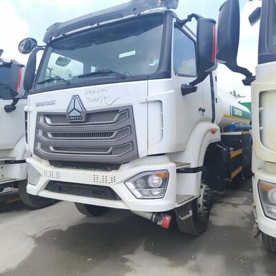 HOWO NX 6×4 CNG 燃料タンク車、400HP エンジンと 30,000L 容量のディーゼルおよびガソリン輸送用