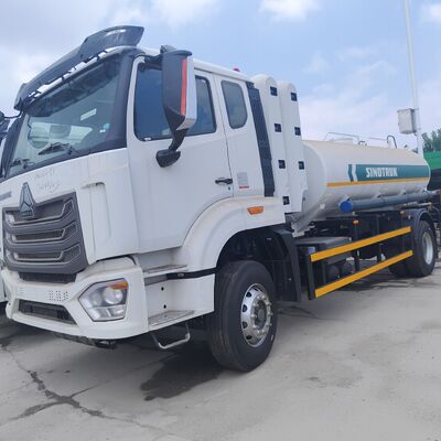 HOWO NX 6×4 CNG 燃料タンク トラック、400HP エンジンと 20T ペイロードを備え、ディーゼルおよびガソリン輸送用
