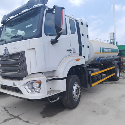 HOWO NX 6×4 CNG 燃料タンク トラック、400HP エンジンと 20T ペイロードを備え、ディーゼルおよびガソリン輸送用