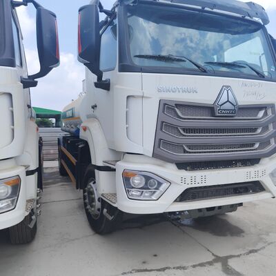HOWO NX 6×4 CNG 燃料タンク トラック、400HP エンジンと 20T ペイロードを備え、ディーゼルおよびガソリン輸送用
