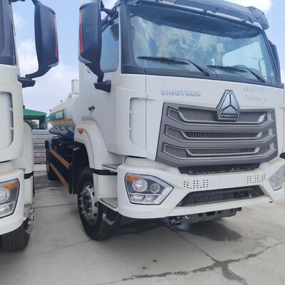 HOWO NX 6×4 CNG 燃料タンク トラック、400HP エンジンと 20T ペイロードを備え、ディーゼルおよびガソリン輸送用