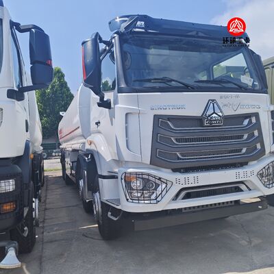 HOWO NX 8x4 30000L 燃料タンクローリー ザンビア鉱業および燃料流通用ヘビーデューティディーゼルボウザー