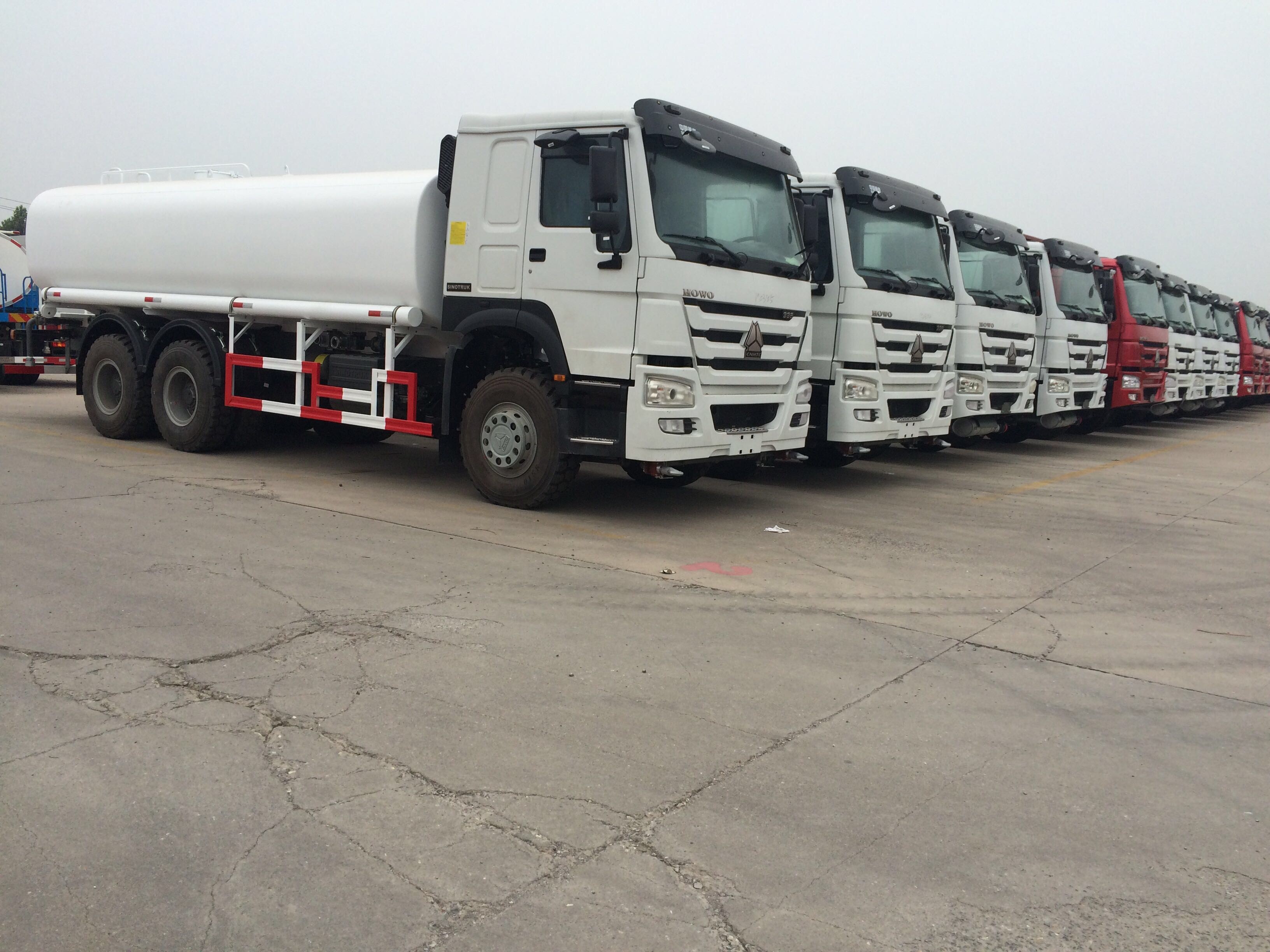 SINOTRUK HOWO 28000L RHD タンカー トラック 8x4 6x4 ドライブ 12 タイヤ
