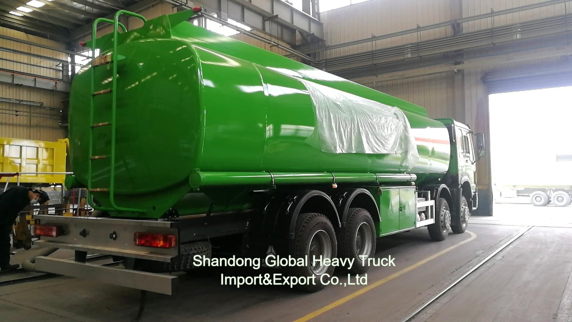 Sinotruk HOWO 8*4 燃料タンク トラック 12 輪 オイルタンカー 30000L 配給トラック