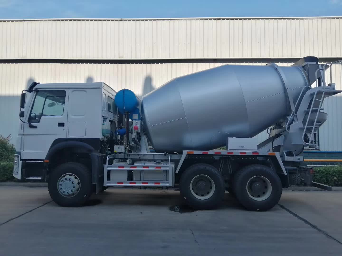 HOWO 6×4 Concrete Mixer Truck with 12m3 Capacity, 371HP Engine, and High-Strength Wear-Resistant Steel Drum