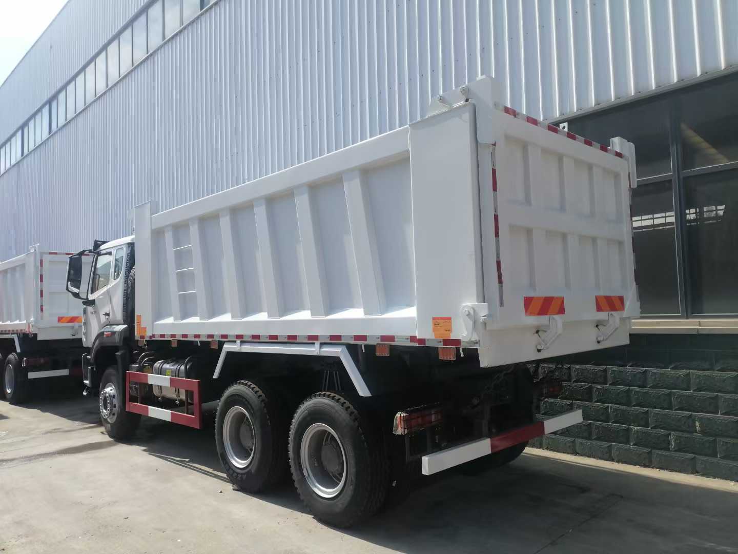中国重汽豪沃二手371/375马力8x4右舵小型自卸卡车