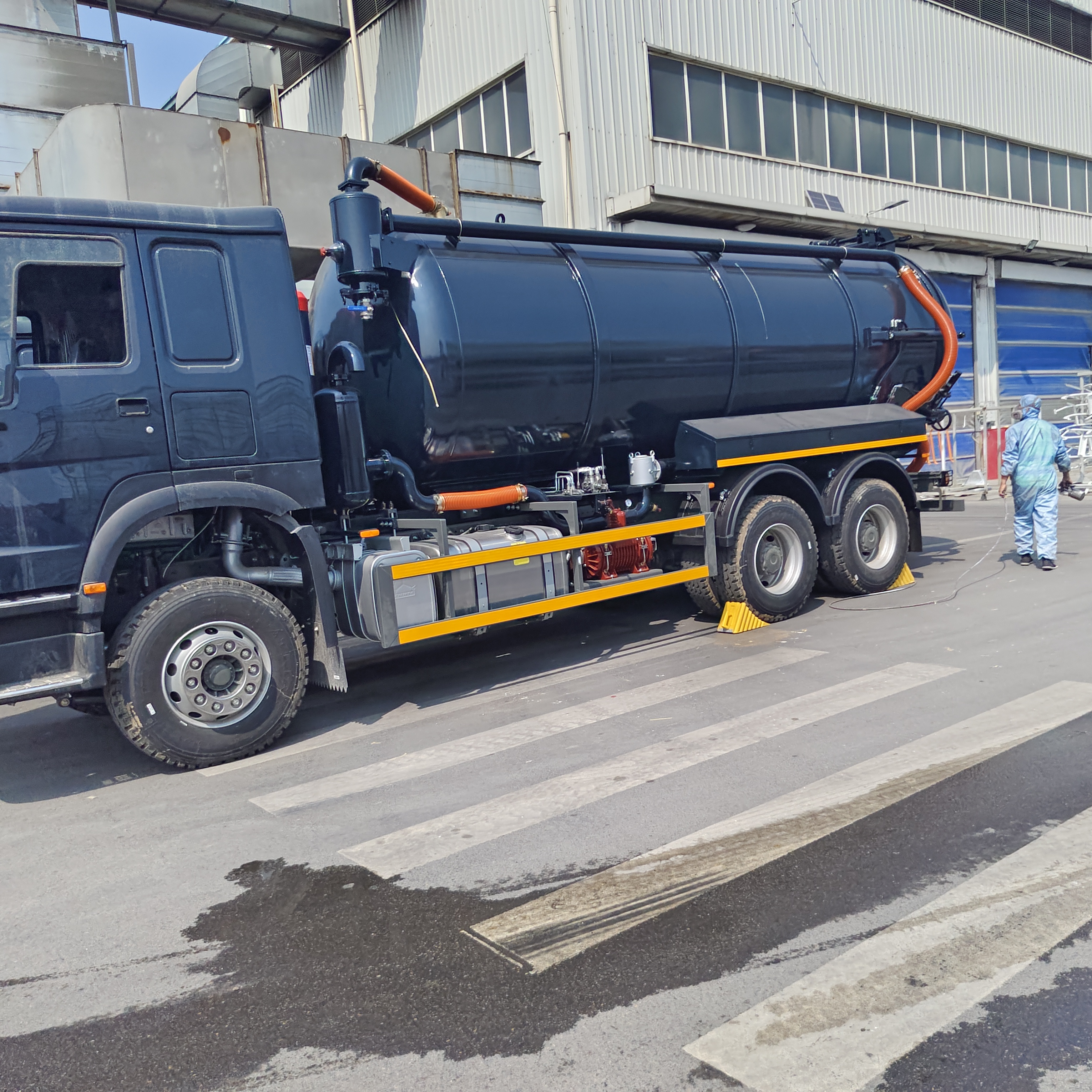 HOWO 15CBM 6*4 駆動車と水圧式転倒放出用消化水タンク清掃用の真空下水道排水トラック