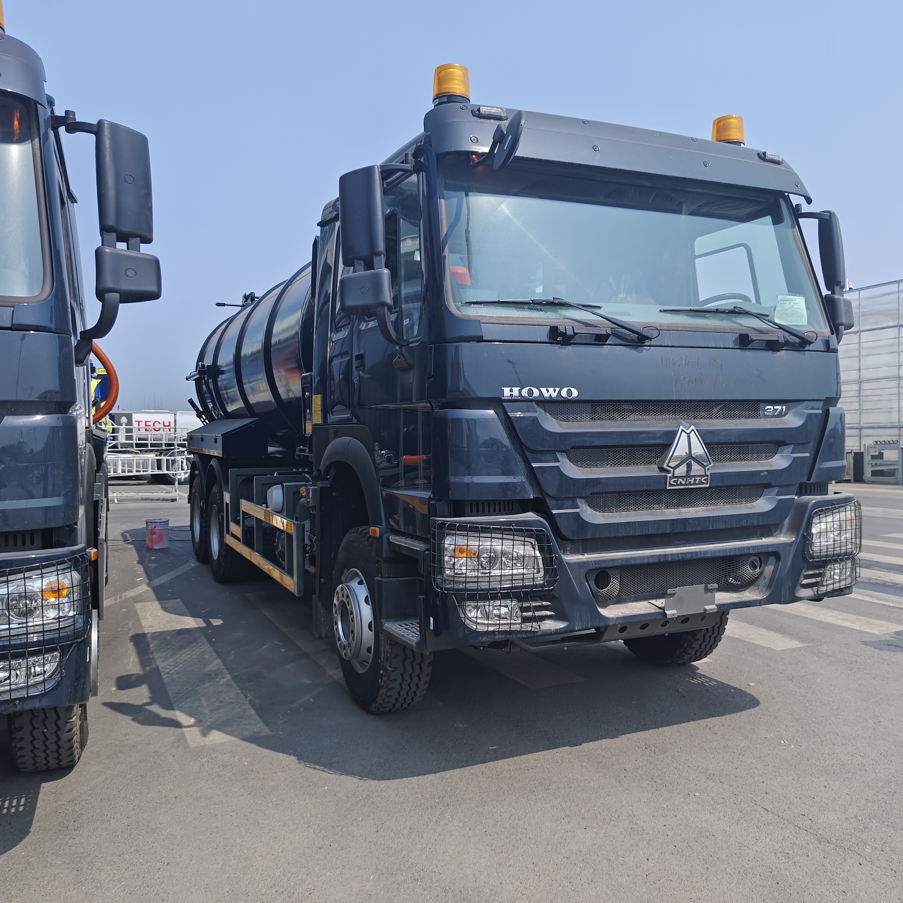 HOWO 15CBM 6*4駆動車とディーゼル燃料を搭載した真空下水道排泄物吸管トラック