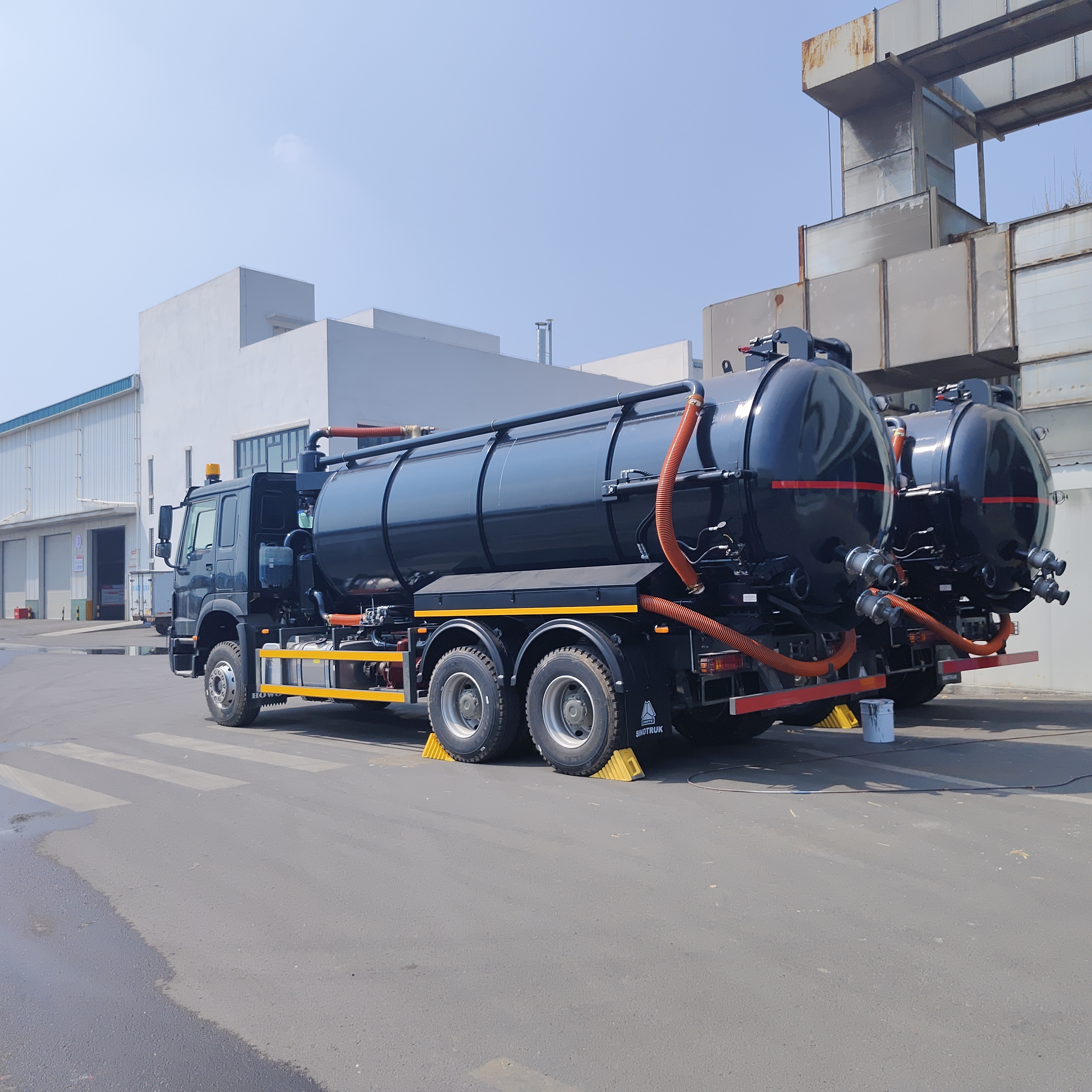 HOWO 15CBM 6×4駆動型と266HPのエンジンのパワーを備えた真空下水道浄化トラック