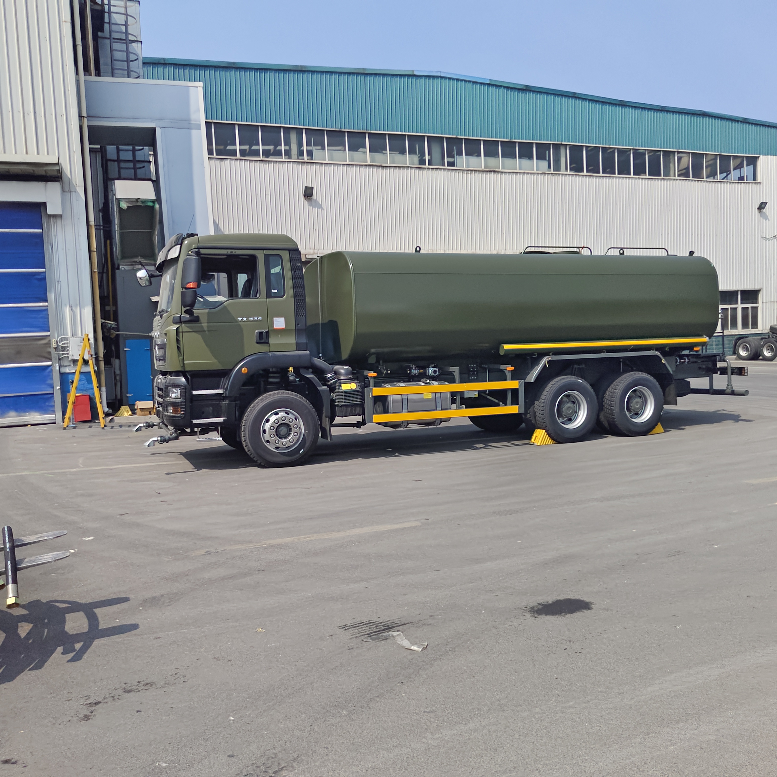 HOWO TX 6×4 水タンク トラック 20 トンのペイロード ユーロ 2 排放基準と > 16m 噴霧面 防塵および市政清掃