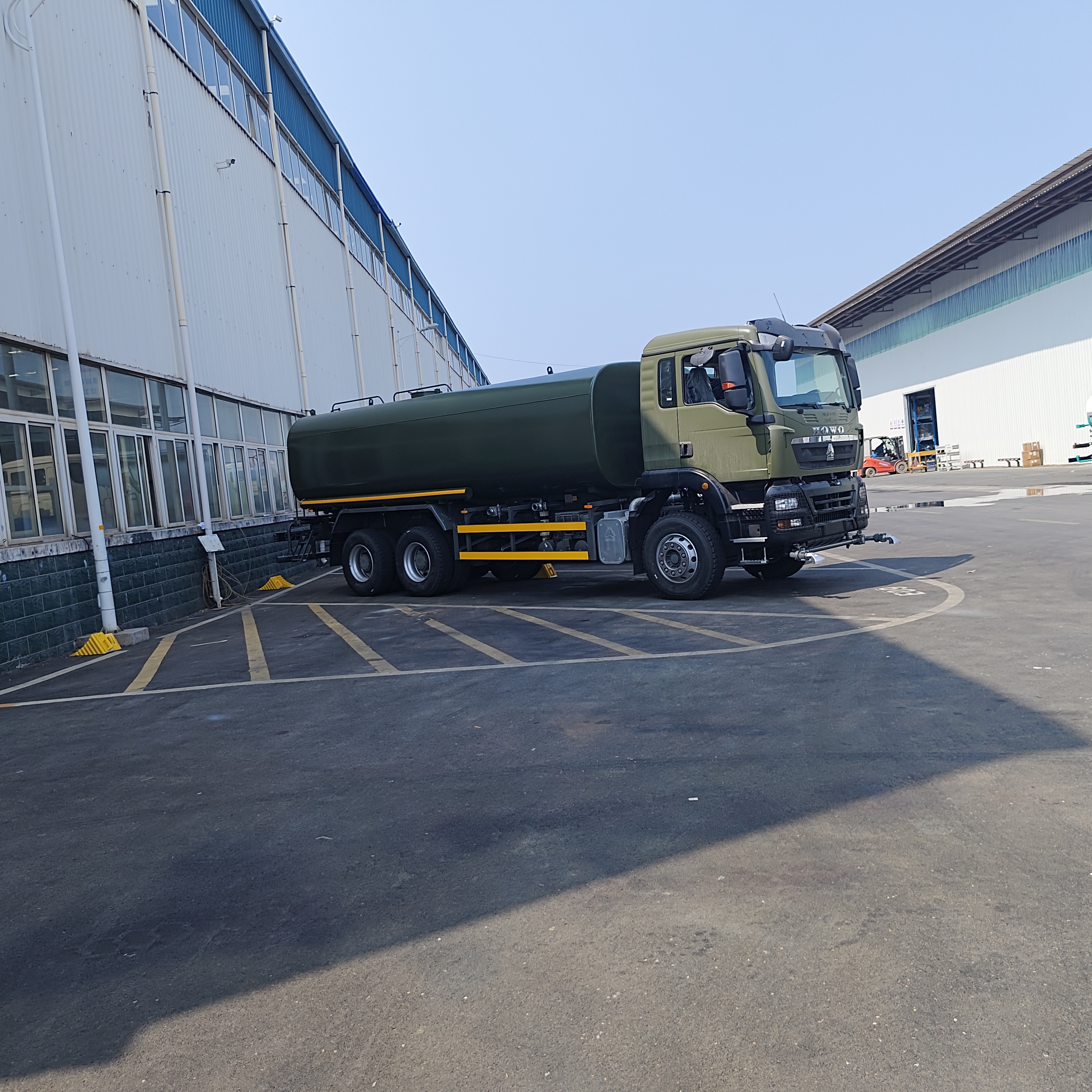 HOWO TX 6×4 給水タンク車、積載量 20 トン、道路清掃と粉塵制御のためのユーロ 2 排出基準を備えています
