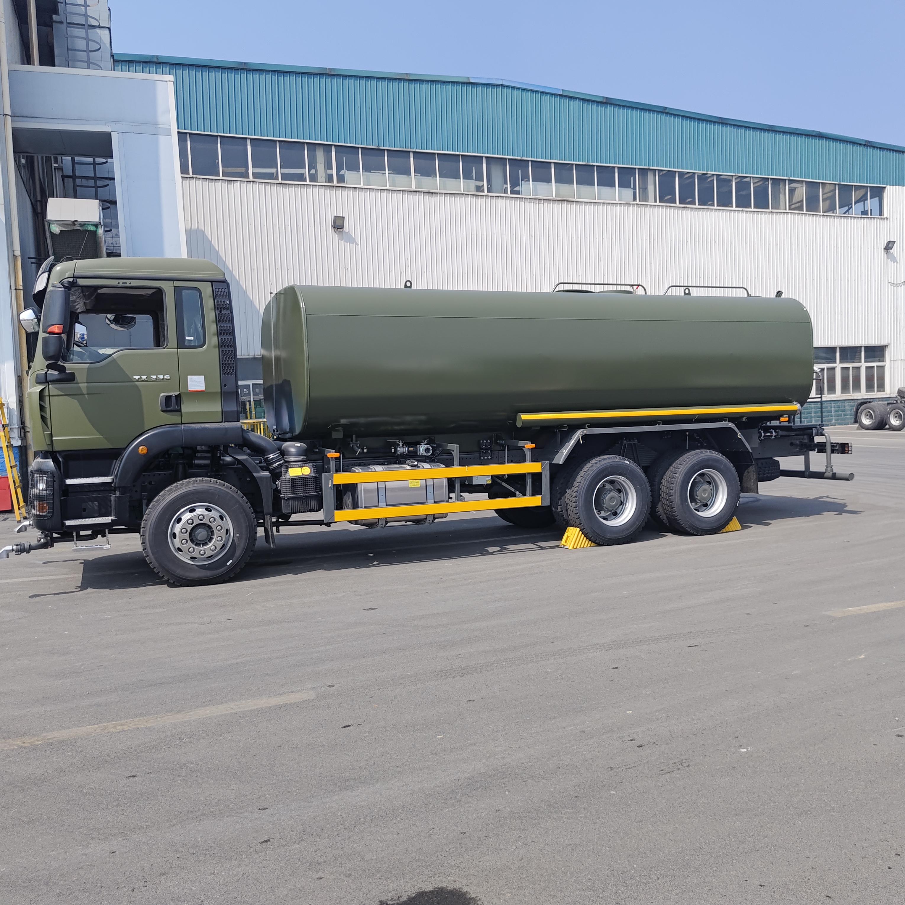 HOWO TX 6×4 水タンク トラック 15-20 CBM 容量 高圧遠心水ポンプと強化タンクボディ