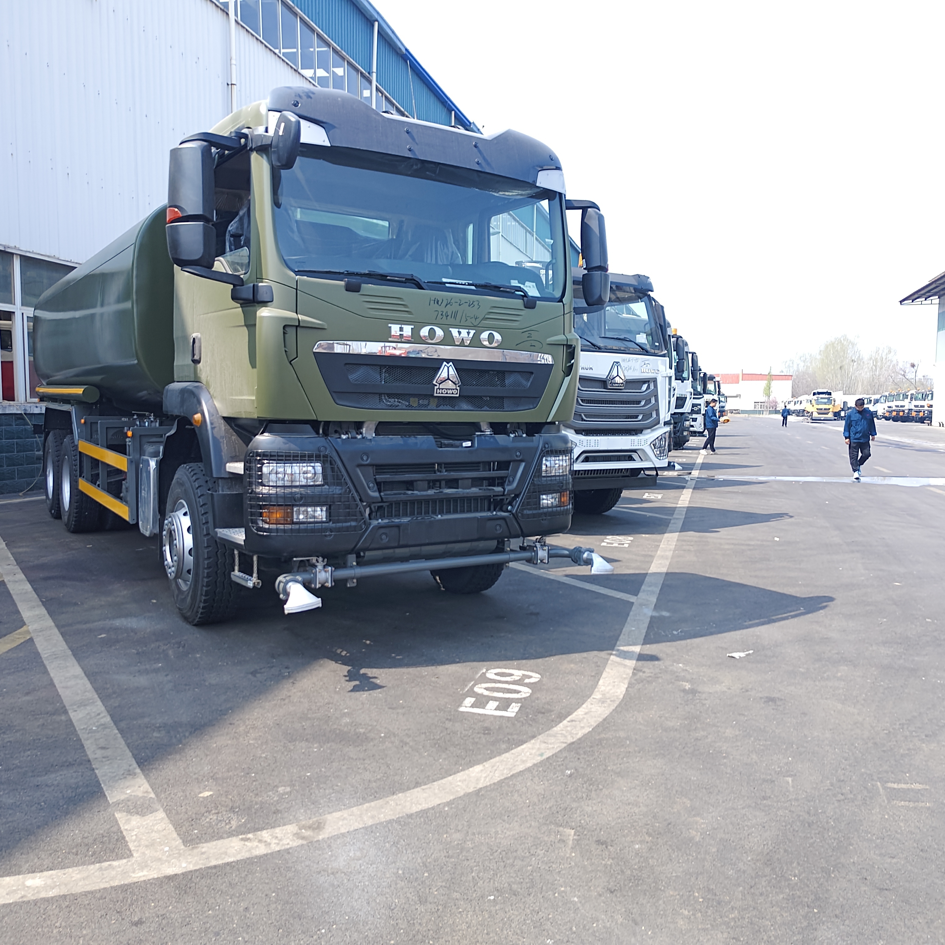 HOWO TX 6×4 水タンク トラック 20 トンのペイロードと道路塵除きおよび市用用途のためのユーロ 2 排放基準